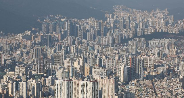 황령산에서 바라본 부산 연제구와 동래구 일대 아파트 단지 모습. 부산일보DB