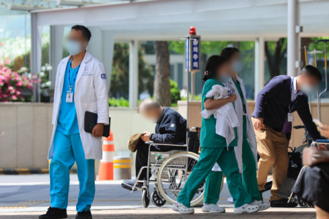 의료 공백 두 달… 의사도 환자도 지쳤는데 손 놓은 정부