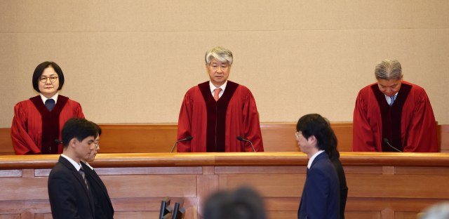 이종석 헌법재판소장과 재판관들이 25일 헌법재판소 대심판정에 입장하고 있다. 연합뉴스