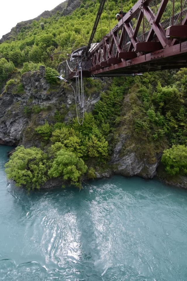 뉴질랜드 카와라우강 번지점프대에서 한 도전자가 몸을 날리고 있다. 43m인 점프대 높이는 부산항대교 진입램프 회전 구간 높이와 비슷하다. 김희돈 기자