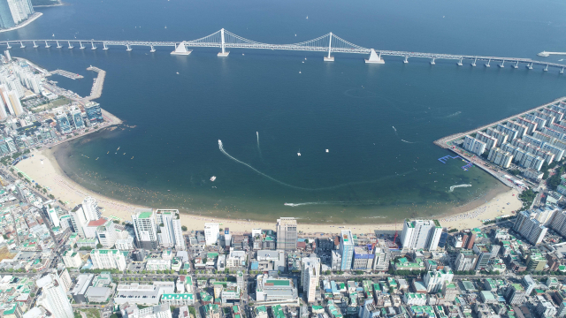 부산 광안리해수욕장을 가로지르는 광안대교 전경. 부산일보 DB