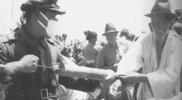 1945년 8월 15일 해방 뒤에 선박으로 부산항에 들어온 해외 동포들이 방역 소독을 받고 있는 모습이라예. 한국향토문화전자대전