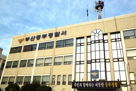 [영상] 부산 동구에서 흉기 들고 편의점 털려던 30대 남성, 시민들에게 붙잡혀