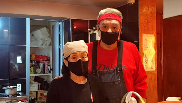 겐짱카레 2호점인 남포점에서 일하고 있는 요시다 켄지(오른쪽)와 사치코 부부. 촬영 조경건 부산닷컴 기자.