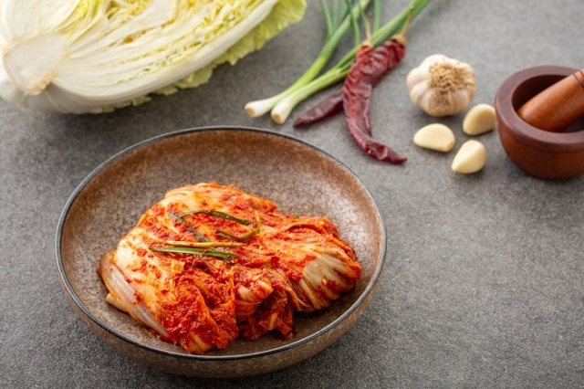 지난해 김치 수입이 사상 최대를 기록한 것으로 나타났다. 물가가 크게 뛰면서 식재료 비용부담을 줄이기 위해 식당 등에서 김치수입을 늘린 것으로 보인다. 반면 김치 수출은 7년 만에 감소했다. 이미지투데이