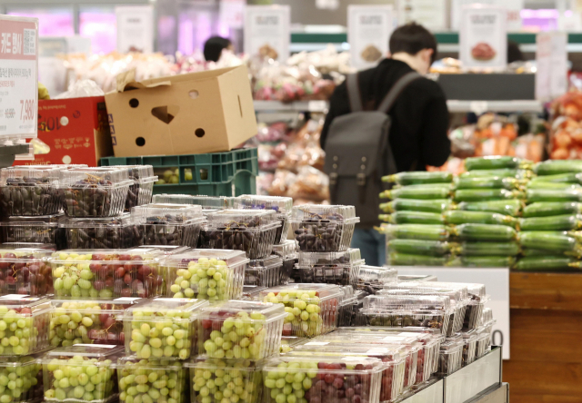 부산에서는 소매업에 종사하는 사람이 가장 많고 이어 음식점 및 주점업인 것으로 나타났다. 소매업이란 음식료품 가전제품 옷 신발 생활용품 등 일상생활에 쓰이는 다양한 물건을 판매하는 업종을 말하는데 대형마트 편의점 가전제품판매점 등을 모두 포함한다. 부산일보 DB