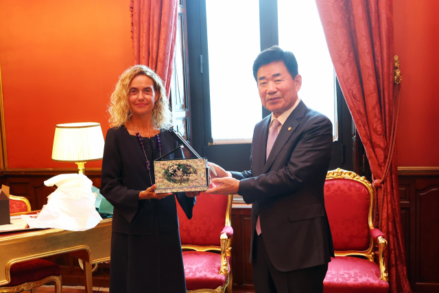 스페인을 공식 방문 중인 김진표 국회의장이 13일 오전(현지시간) 수도 마드리드에서 스페인 하원을 방문, 메리첼 바텟 라마냐 하원의장에게 나전칠기를 전달하고 있다. 연합뉴스