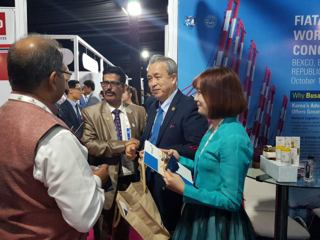 국제물류협회 세계총회가 14일 부산 벡스코에서 개막한다. 지난 2018년 인도 뉴델리에서 열린 세계총회의 부산 홍보관 모습. 부산일보DB