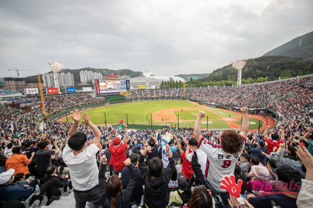 사직야구장 홈 경기에 많은 관중이 응원을 보내고 있는 모습. 롯데 자이언츠 제공