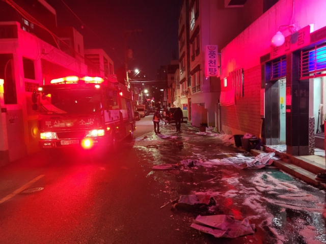 25일 오전 6시 31분 부산 금정구 장전동에서 배관이 동파돼 도로가 결빙됐다. 부산소방재난본부 제공