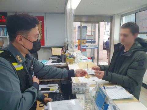 BPA, 외국인선원 외출 후 감천항 복귀 돕는 ‘택시카드’ 배포