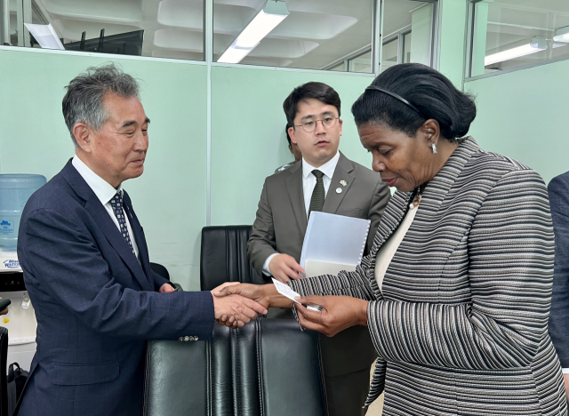 무역협회 민간경제협력사절단 자격으로 세인트루시아 상공부장관과 면담을 가진 이상훈 회장．