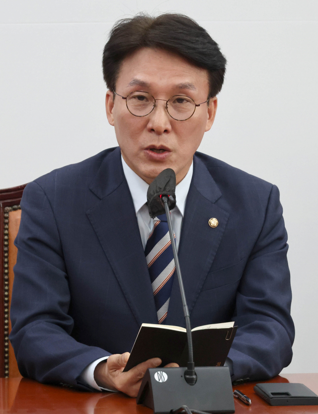 더불어민주당 김민석 신임 정책위의장이 28일 국회에서 열린 원내대책회의에서 발언하고 있다. 연합뉴스