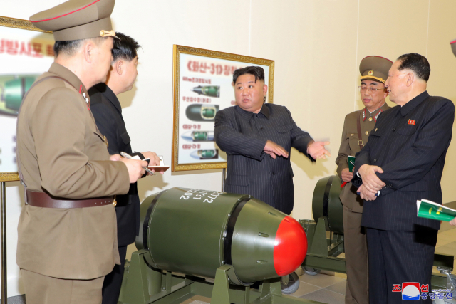 북한이 전술 핵탄두 '화산-31'을 공개했다. 미 해군 핵 추진 항공모함 니미츠함의 부산 작전기지 입항에 맞춰 핵무력을 과시할 목적으로 해석된다. 28일 공개된 김정은 국무위원장의 핵무기 병기화 사업 지도 모습. 연합뉴스