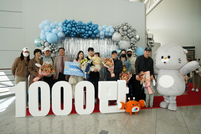 국립해양박물관(부산 영도구 소재)이 지난 23일 오후 1시께 1000만 번째 관람객을 돌파했다. 1000만 번째 관람객 돌파 기념 사진. 국립해양박물관 제공