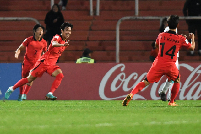 한국 대표팀의 박승호(왼쪽 두 번째)가 26일 아르헨티나 멘도사 스타디움에서 열린 2023 U-20 월드컵 조별리그 F조 2차전 온두라스와의 경기에서 후반 17분 동점골을 넣은 뒤 세리머니를 하고 있다. AFP연합뉴스