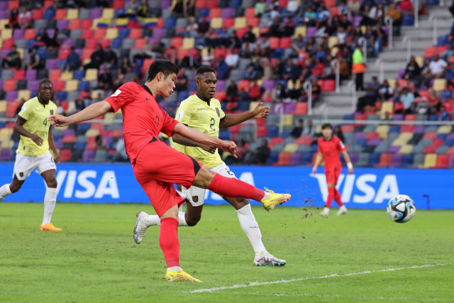 한국 대표팀의 이영준이 2일(한국시간) 아르헨티나 산티아고 델 에스테로 스타디움에서 열린 2023 U-20 월드컵 16강전 에콰도르 경기에서 전반 11분 과거 박지성을 연상케 하는 절묘한 발리슛으로 선제골을 넣고 있다. 연합뉴스