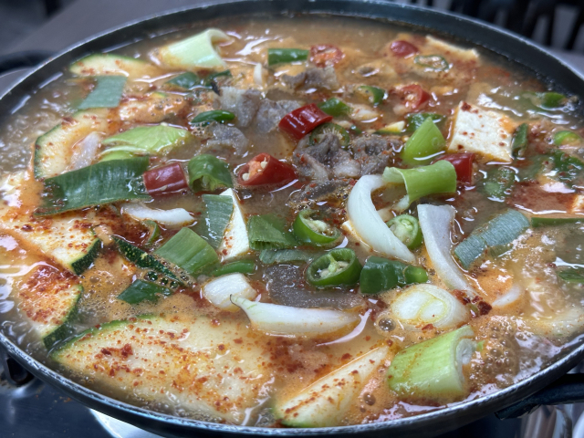 '왔다식당'의 스지된장전골. 칼칼하고 매콤하면서도 구수한 맛이 일품이다.