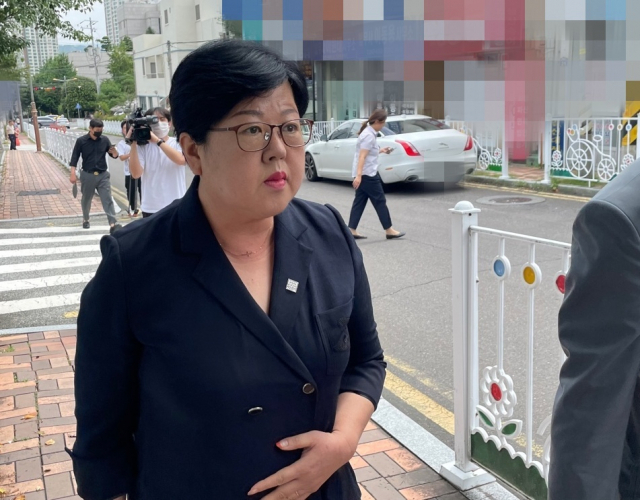'이태원 참사' 막말로 공분을 산 김미나 창원시의원이 모욕죄로 기소돼 2023년 8월 31일 첫 재판을 받고 법원을 빠져나가고 있다. 강대한 기자