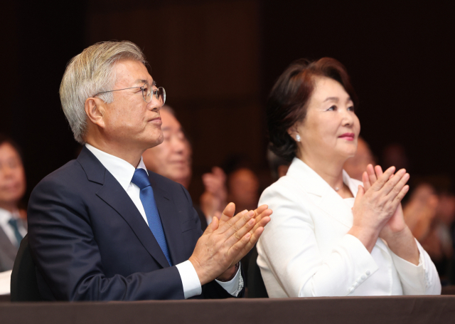 문재인 전 대통령이 민주당의 ‘총선 승리’를 언급하며 ‘10·11 강서구청장 보궐선거’ 정국에 등장하자 국민의힘이 ‘견제구’를 날렸다. 사진은 문 전 대통령이 지난달 19일 오후 서울 영등포구 63빌딩에서 열린 9·19 평양공동선언 5주년 기념식에서 박수를 치는 모습. 연합뉴스 제공.
