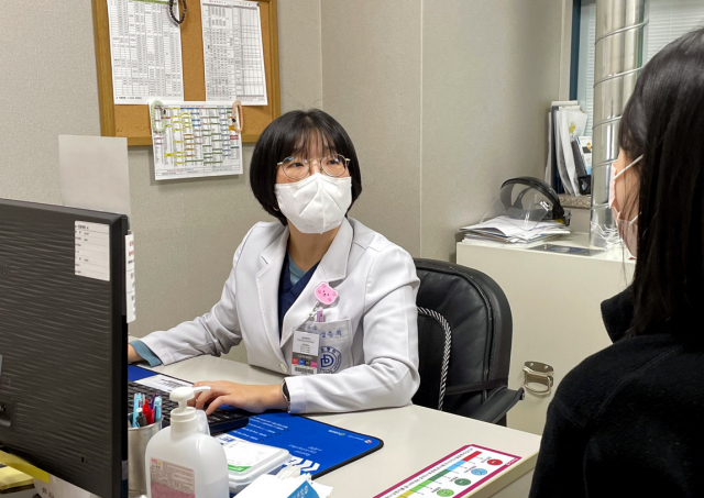 대동병원 심은희 호흡기내과 과장이 환자를 진료하고 있다. 대동병원 제공