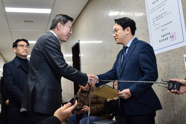 박형준 부산시장이 4일 국회를 찾아 천준호 민주당 당 대표 비서실장에게 산은법 개정안 협조 서한을 전달하고 있다. 부산시 제공