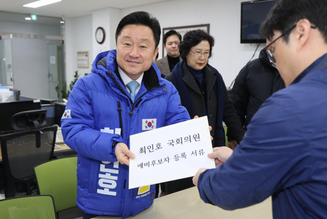 더불어민주당 최인호 의원이 12일 부산 사하구 선거관리위원회에서 예비후보 등록을 하고 있다. 이재찬 기자 chan@