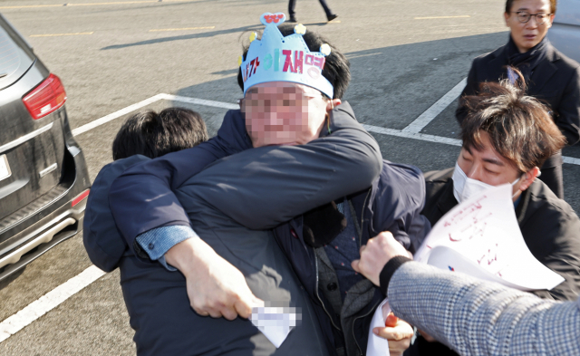 더불어민주당 이재명 대표가 2024년 1월 2일 부산 가덕도 대항전망대에서 피습됐다. 이 대표를 피습한 흉기를 든 피의자가 경찰에게 제압되고 있다. 정종회 기자 jjh@