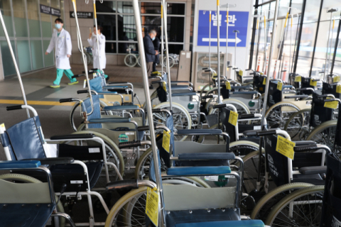 8일 서울의 한 대학병원에 비치된 휠체어. 연합뉴스