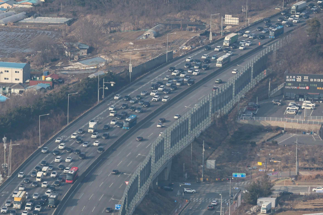 설 연휴를 하루 앞둔 8일 오후 경부고속도로가 귀성차량 등으로 정체되고 있다. 연합뉴스