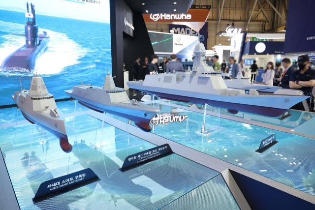 한화오션 방산기술력이 집약된 한국형 차기 구축함(KDDX) 등 최첨단 수상함 함정모형들. 부산일보DB