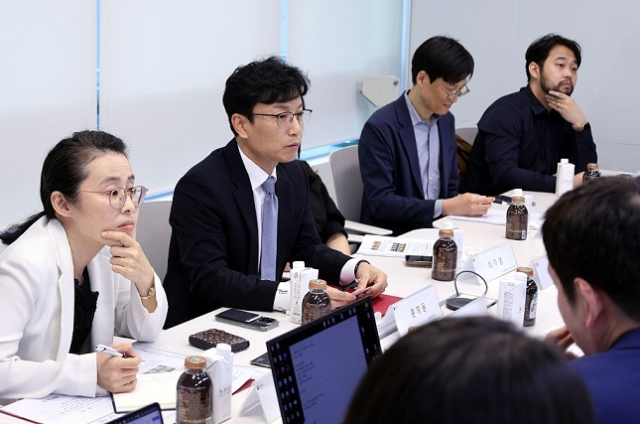 법제처 윤재웅 법제정책국장(왼쪽에서 두번째)이 AI 스타트업 기업들과 현장 간담회를 갖고 이들 기업의 의견을 듣고 있다. 법제처 제공