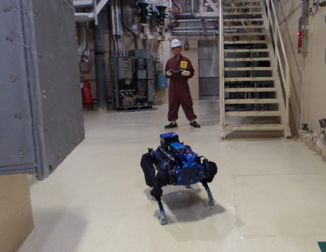 한수원이 고리1호기 해체 제염작업에 자율주행 로봇을 최초로 활용한다. 사진은 고리1호기 방사선구역 내 방사선량을 측정하는 4족형 자율보행 지상로봇. 한수원 제공