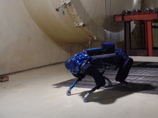 한수원이 고리1호기 해체 제염작업에 자율주행 로봇을 최초로 활용한다. 사진은 고리1호기 방사선구역 내 방사선량을 측정하는 4족형 자율보행 지상로봇. 한수원 제공
