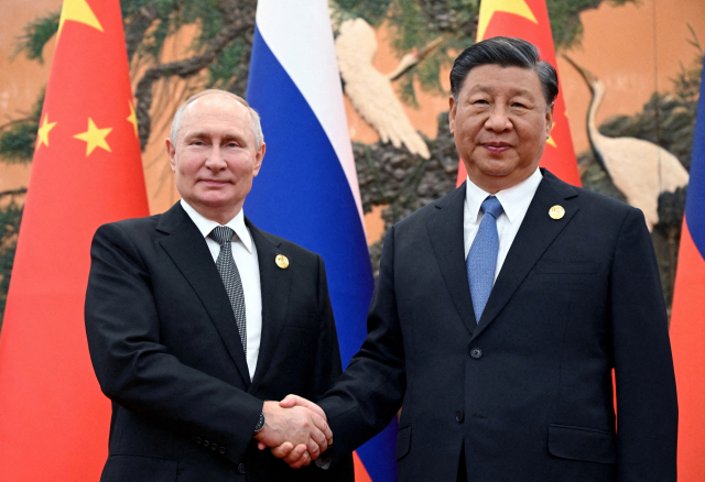 푸틴 러시아 대통령이 5선 이후 첫 해외 방문지로 중국을 택했다. 지난해 10월 베이징에서 만난 푸틴 대통령과 시진핑 주석이 악수를 나누고 있다. 로이터연합뉴스
