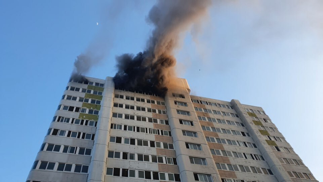 15일 부산 영도구 아파트 꼭대기 층에서 화재가 발생했다. 부산소방재난본부 제공
