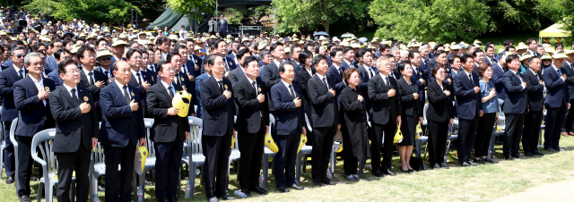 23일 오후 경남 김해 봉하마을에서 고 노무현 전 대통령 서거 15주기 추도식이 엄수되고 있다. 앞줄 왼쪽부터 더불어민주당 이재명 대표, 국민의힘 황우여 비상대책위원장, 홍철호 대통령실 정무수석, 한덕수 국무총리, 김진표 국회의장, 정세균 노무현재단 이사장, 노건호 씨, 권양숙 여사, 문재인 전 대통령, 김정숙 여사, 한명숙 전 총리. 정대현 기자 jhyun@