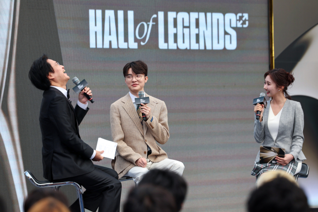 리그 오브 레전드(LoL) '페이커' 이상혁이 6일 오후 서울 중구 신라호텔 영빈관에서 열린 전설의 전당 헌액 미디어데이 행사에서 인터뷰를 하고 있다. 페이커는 LoL e스포츠 최고 권위의 대회인 월드 챔피언십에서 통산 4회(2013·2015·2016·2023) 우승하는 등 기량과 영향력을 인정받아 라이엇게임즈가 신설한 전설의 전당에 가장 먼저 이름을 올리게 됐다. 연합뉴스