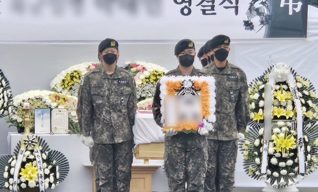 지난해 5월 30일 오전 전남 나주시 한 장례식장 야외 공간에서 얼차려 중 쓰러졌다가 이틀만에 숨진 훈련병에 대한 영결식이 열리고 있다. 연합뉴스