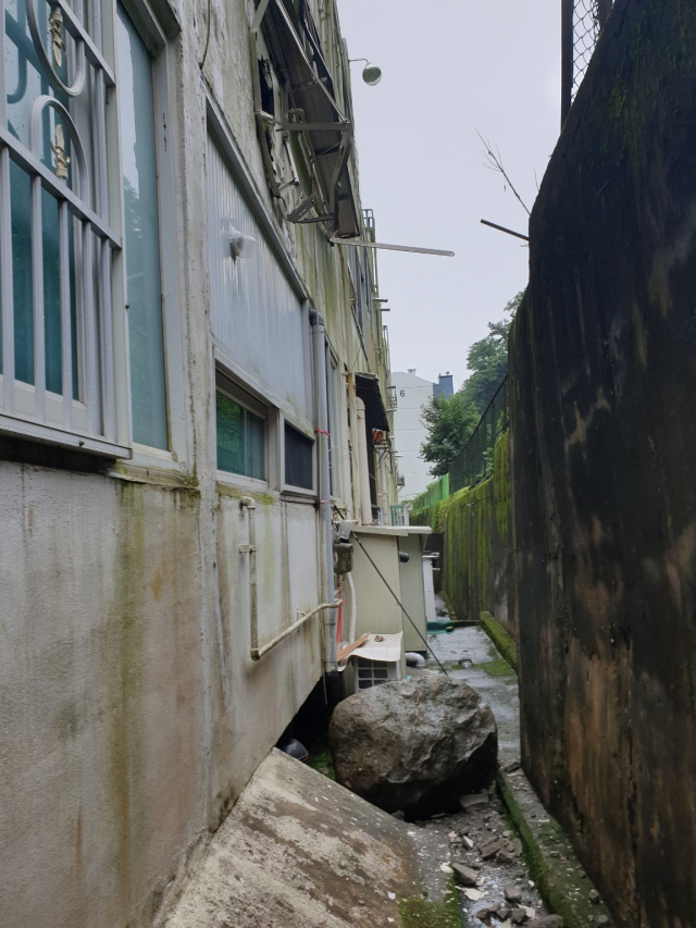 부산 사하구 당리동의 한 아파트 뒤 사면에서 바위가 떨어져 주민들이 대피했다. 사하구청 제공