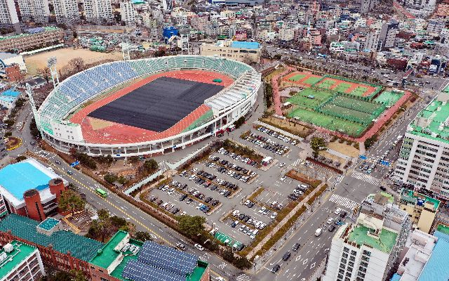 부산 서구 구덕야구장 자리에 들어선 체육공원과 구덕운동장 일대. 정종회 기자 jjh@