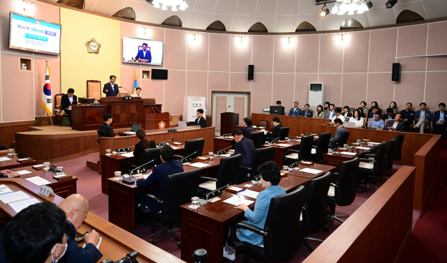 거제시의회가 후반기 원 구성을 위해 18일 원포인트 임시회를 열었지만 야당 보이콧으로 개회와 동시에 정회됐다. 오후 2시 속개할 예정이지만 더불어민주당 의원들은 불참할 예정이라 선거는 치루기 힘들 전망이다. 부산일보DB