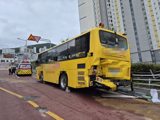 부산 영도구 봉래동 오르막길에서 유치원 버스가 미끄러져 주차된 화물 차량과 부딪혔다. 부산 영도경찰서 제공