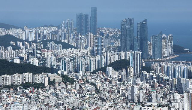 서울과 지방의 부동산 비동조화(탈동조화) 현상이 심화하고 있다. 서울의 아파트 매매가가 19주 연속 상승한 반면 부산은 2022년 6월 셋째주 이후 2년 넘게 하락하고 있다. 5일 오후 부산 수영구 금련산 전망대에서 바라본 수영구와 해운대구의 도심 모습. 대형 아파트 단지들이 한눈에 들어온다. 정종회 기자 jjh@