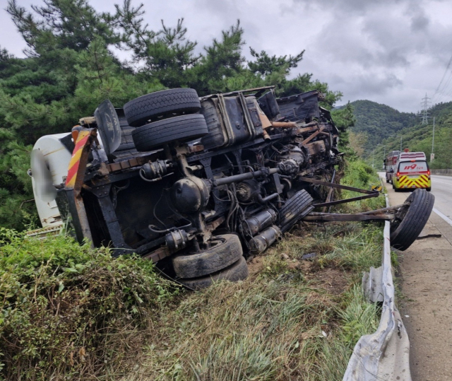 20일 오전 10시께 남해고속도로 부산방면 함안2터널 입구 300m 부근에서 60대 A 씨가 몰던 5t 탱크로리 차량이 전도됐다. 독자 제공