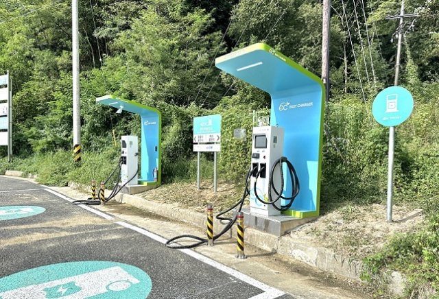 사진은 고속도로 휴게소에 설치된 충전기. 클립아트코리아