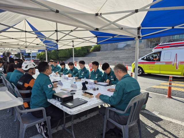 경남 창원시가 24일 마산회원구 양덕동 마산야구장에서 ‘2024년 재난대응 안전한국훈련’을 벌이는 모습. 이번 훈련은 야구 경기 중 방화로 인한 화재 발생으로 인한 인파 사고를 가정해 상황전파 등 초동대응 체계를 점검하고 사고 수습·복구 등의 실전 역량을 키우기 위해 마련됐다. 창원시 제공