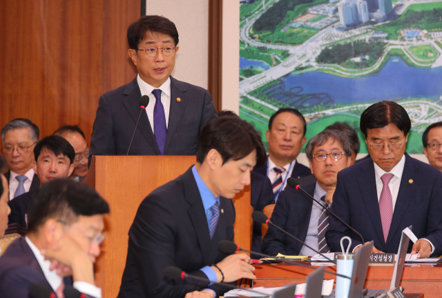 박상우 국토교통부 장관이 24일 오전 서울 국회에서 열린 국토교통위원회 국정감사에서 발언하고 있다. 연합뉴스