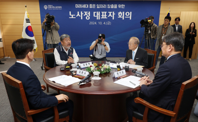 지난달 4일 서울 종로구 대통령 직속 사회적 대화기구 경제사회노동위원회에서 열린 노사정 대표자 회의에서 김문수 고용노동부 장관(왼쪽부터), 김동명 한국노총 위원장, 손경식 한국경영자총협회 회장, 권기섭 경사노위 위원장이 회의하고 있다. 연합뉴스