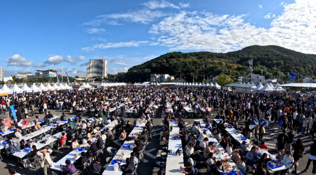 지난해 11월 1일부터 3일까지 통영시 도남동 트라이애슬론광장에서 열린 통영어부장터에 30만 명이 넘는 인파가 몰린 것으로 집계됐다. 통영시 제공